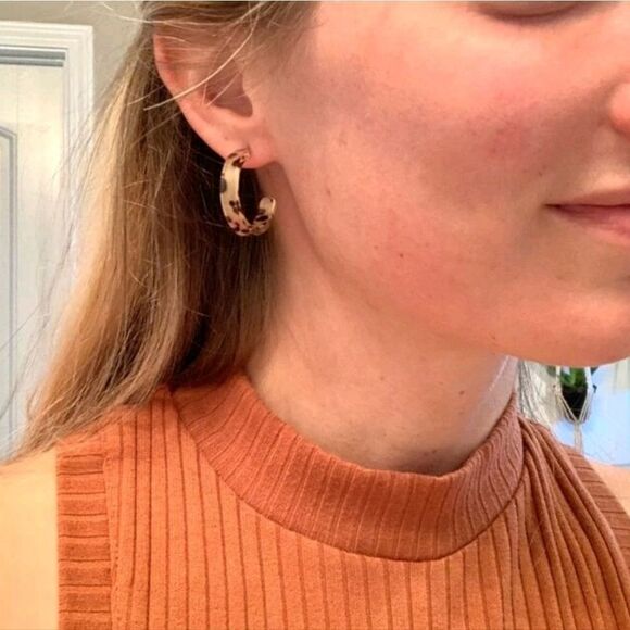 💖 2/$30 Leopard small open hoop resin animal print Resin casual earrings - Picture 8 of 13